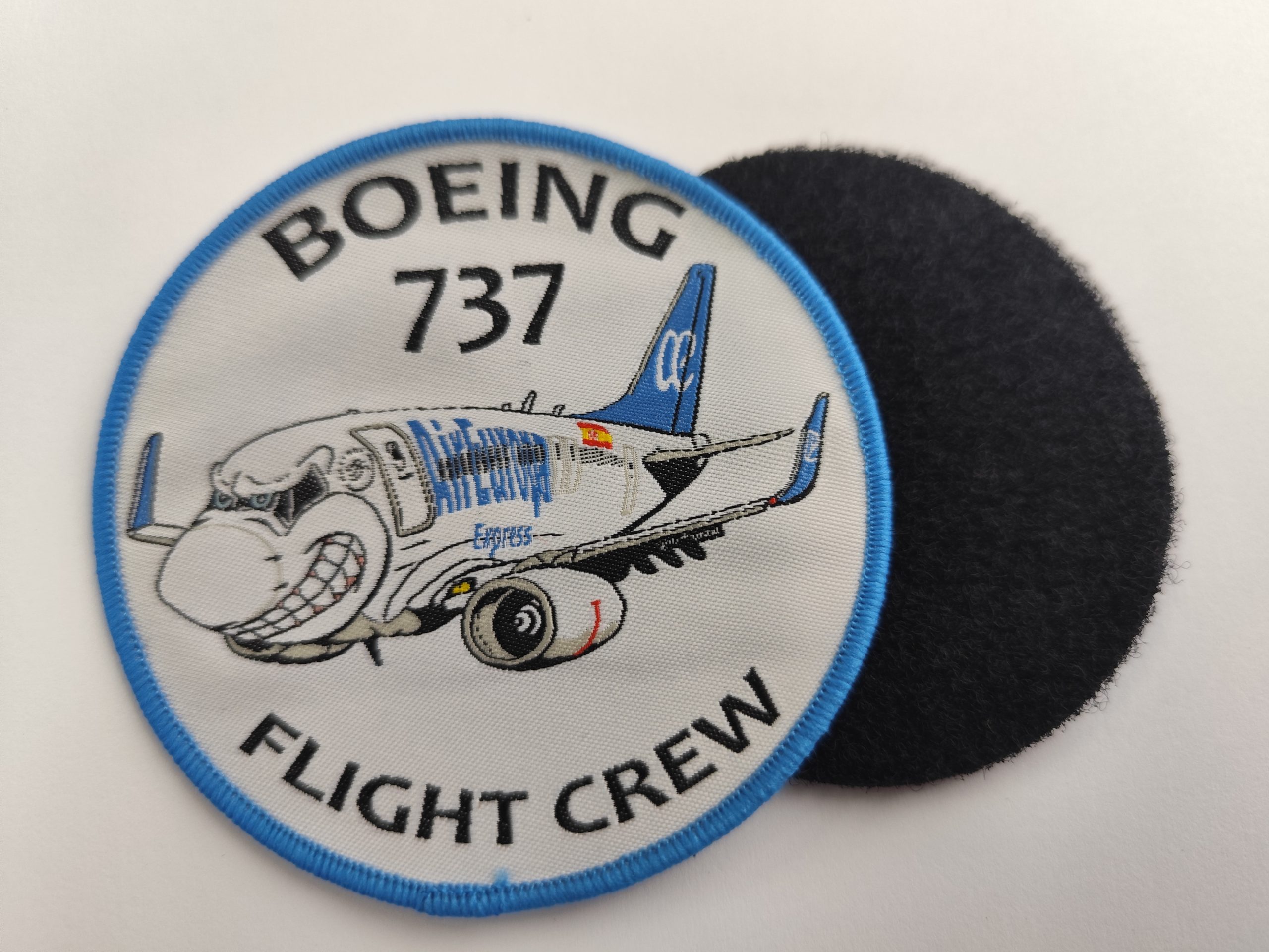 ETIQUETA TEJIDA CON BORDE BORDADO + VELCRO