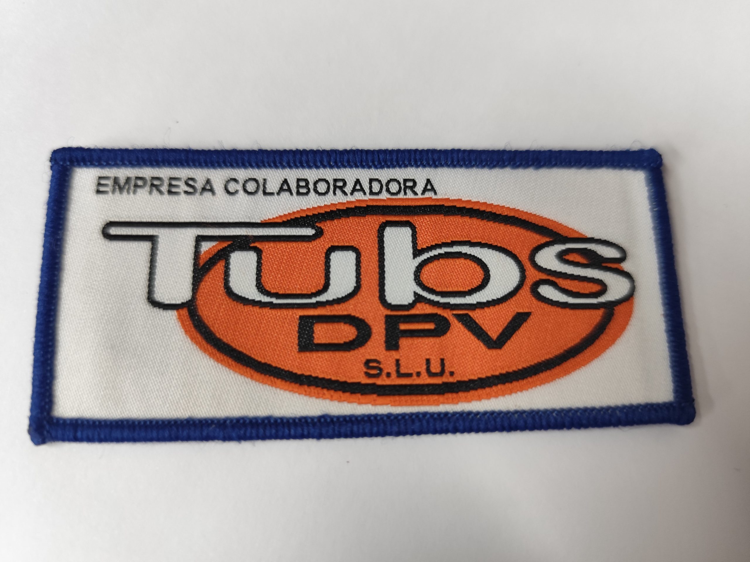 ETIQUETA TEJIDA CON BORDE BORDADO + Termoadhesivo