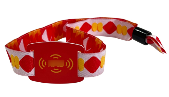 PULSERA TELA BORDADA CON ETIQUETA PVC + CIERRE